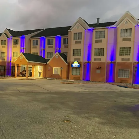 Days Inn & Suites By Wyndham Tampa/Raymond James Stadium